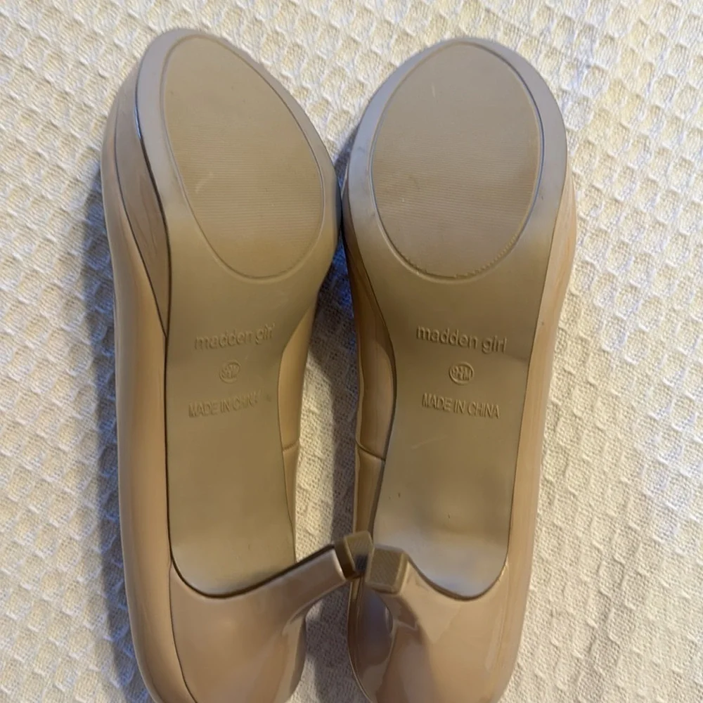 Madden girl‎ NWOB Nude Round Toe Heel